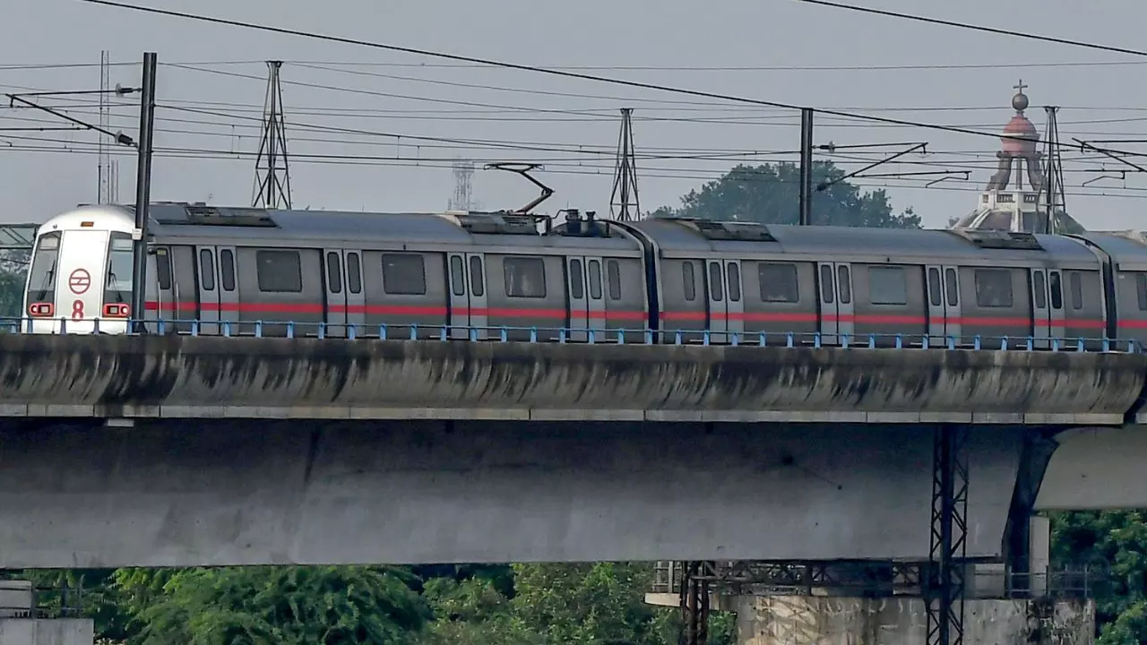 क्या दिल्ली मेट्रो में गर्लफ्रेंड के कंधे पर सिर रखकर सोना गुनाह है? अकंल जी ने कपल की लगा दी क्लास