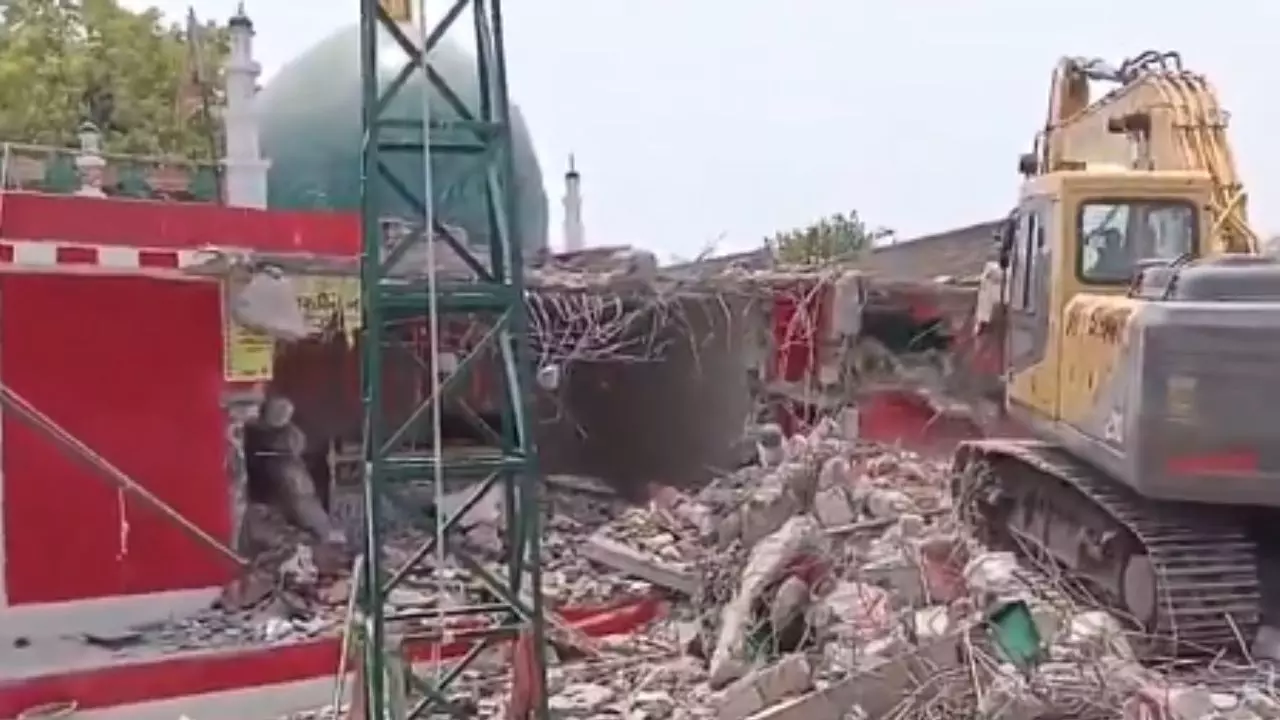 स्विमिंग पूल और बाथटब! बुलडोजर एक्शन में खुले अवैध धार्मिक निर्माण के कई राज, बिल्डिंग में लग्जरी सुविधाएं देख अधिकारी भी हैरान