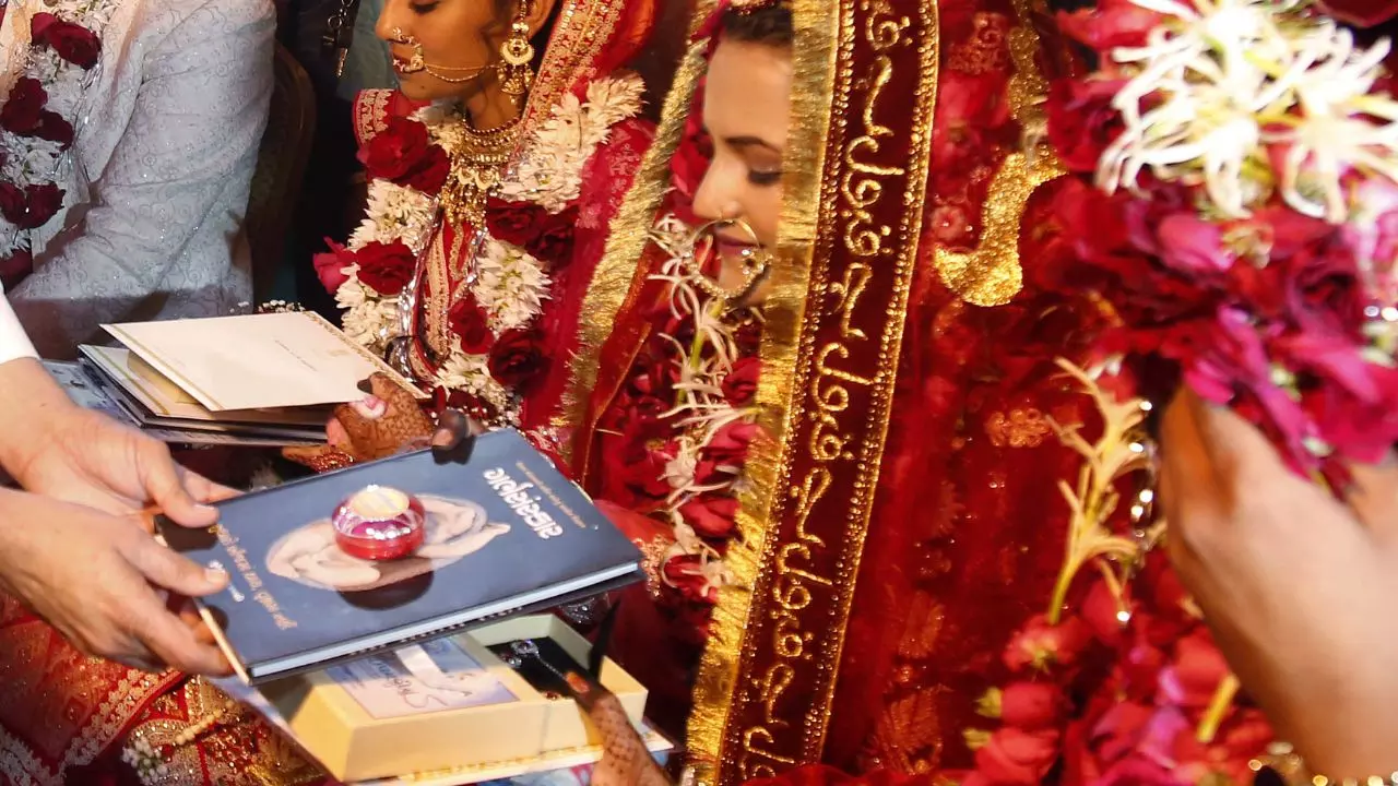 सगी मां ने कराया 11 साल की बेटी का बाल विवाह, बाप को नहीं लगने दी भनक; 35 साल के आदमी के साथ कर दिया विदा