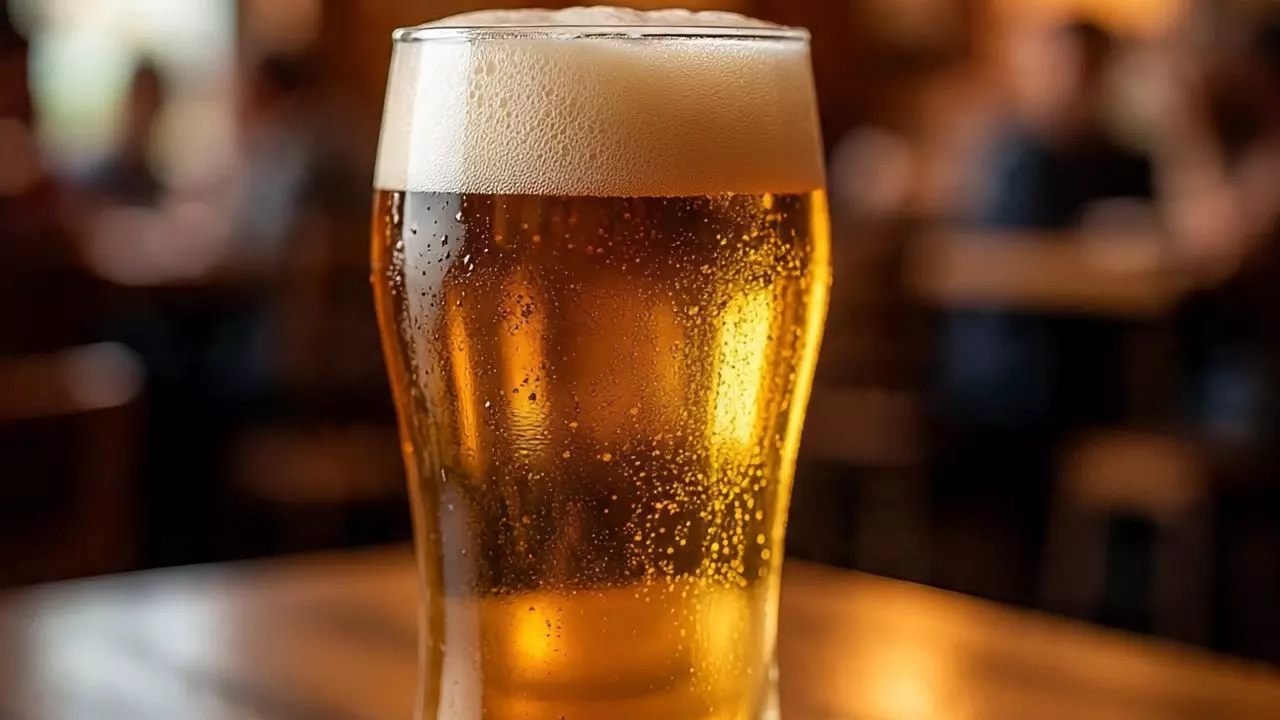 दिल्ली में बीयर बेचना अब आसान नहीं! ग्राहक को देने से पहले लैब में भेजना होगा सैंपल, देखिए किन पर लागू होगा नियम