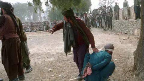 80,000 की भीड़ और तालिबानी सजा... 13 साल के बच्चे ने परिवार के हत्यारे को स्टेडियम में सरेआम दी सजा-ए-मौत