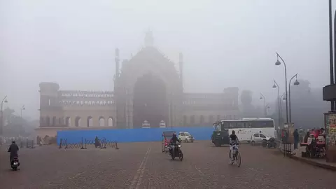 उत्तर भारत में कड़ाके की ठंड शुरू, दिल्ली से बिहार तक कंपकंपी, दक्षिण में बारिश ने मचाया कोहराम