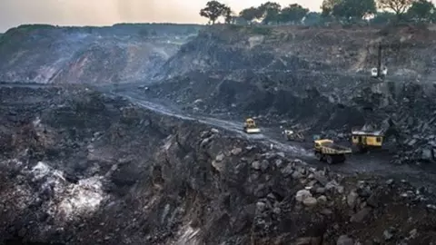 धनबाद में खदानों से जहरीली गैस का हो रहा रिसाव, 1 की मौत 12 बीमार; रेस्क्यू अभियान जारी