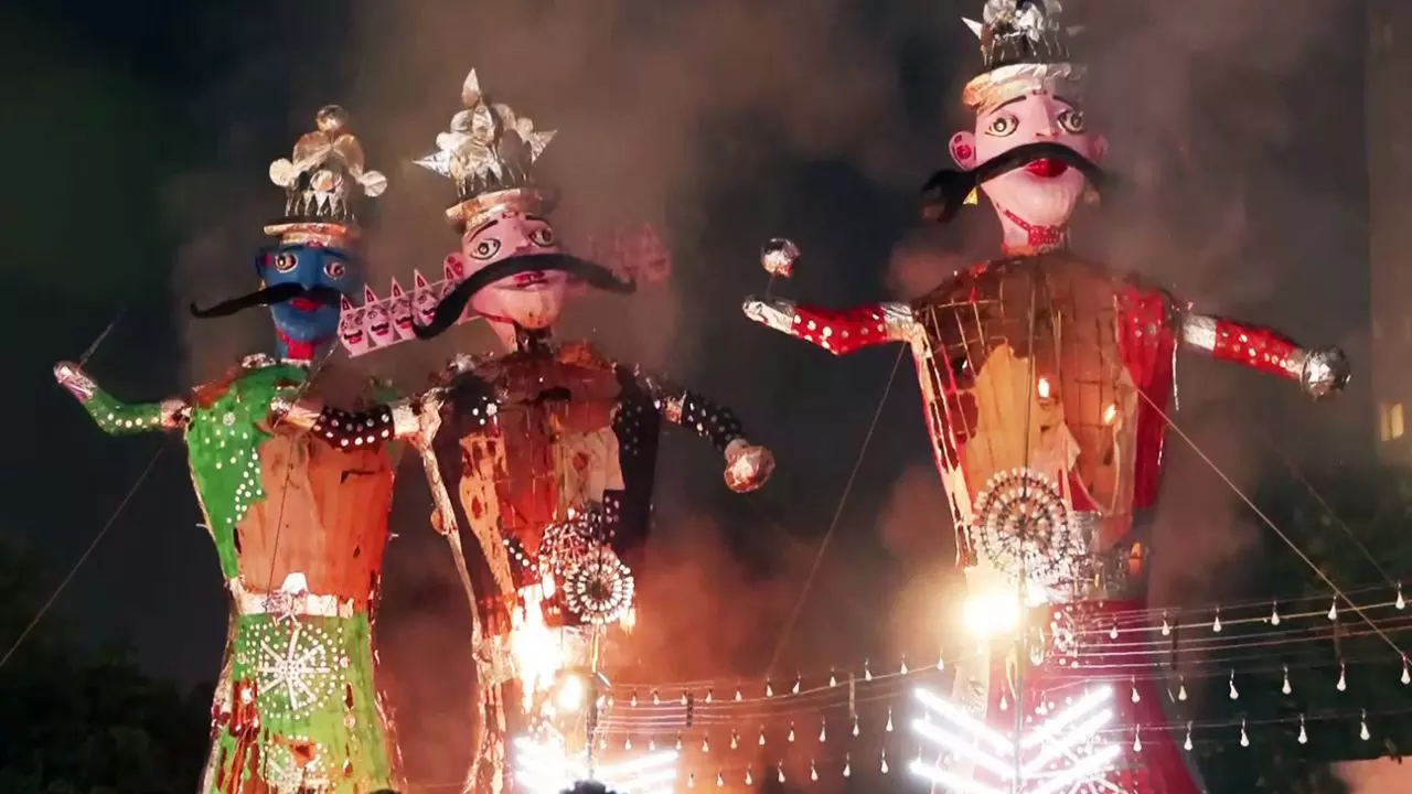 Dussehra 2025: इस शुभ मुहूर्त में दहन करें रावण, जानें विजयादशमी से जुड़ी मान्यताएं
