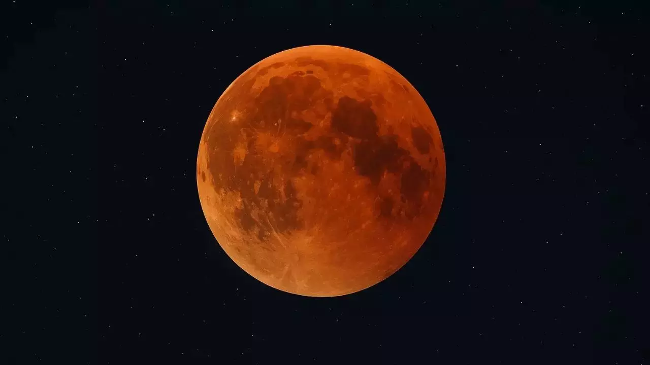लालिमा लिए चमकेगा आसमान! जानिए कहां-कहां दिखेगा ब्लड मून, गर्भवती महिलाएं, बच्चे और बुजुर्ग; किन चीजों का रखे ध्यान, जानें सबकुछ