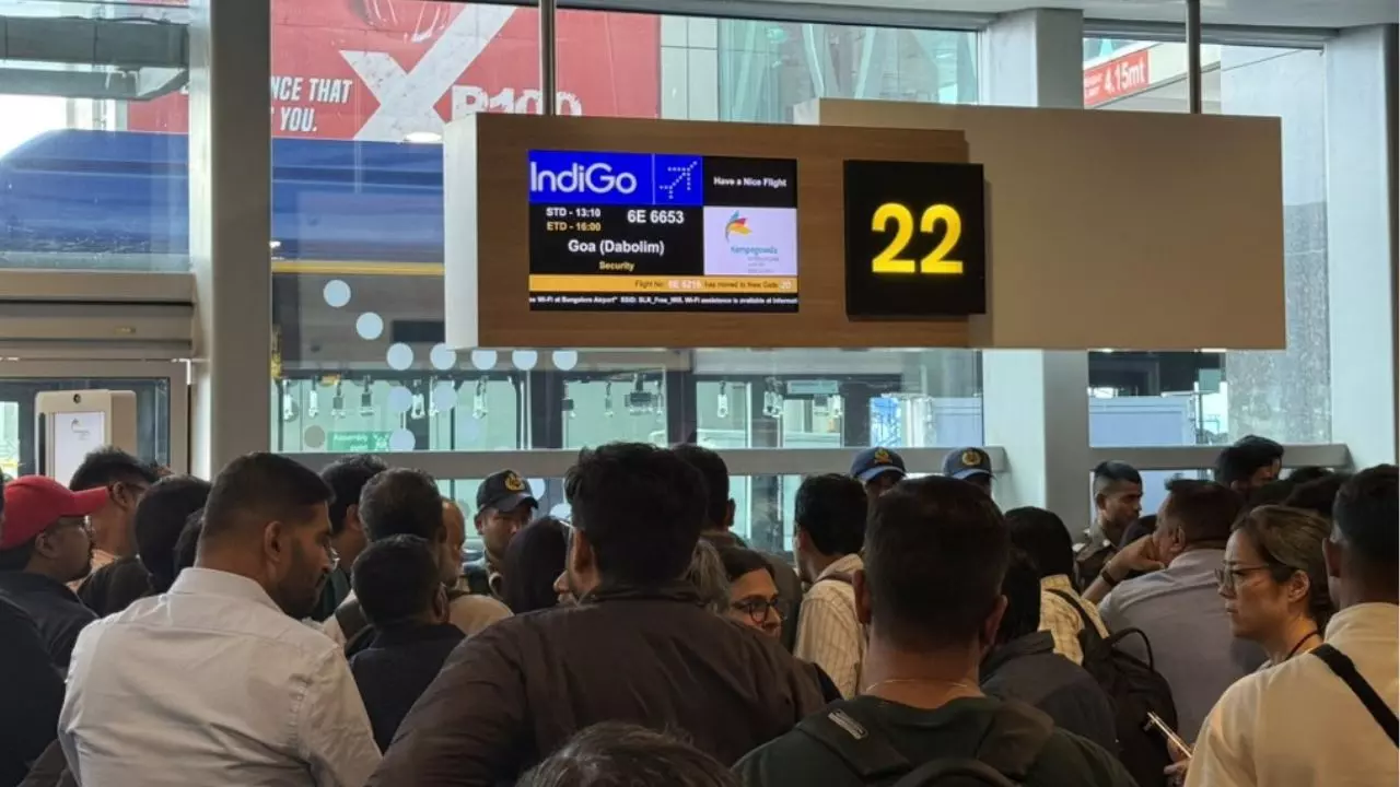 300 उड़ानें रद्द, हजारों यात्री एयरपोर्ट पर फंसे... पायलटों की भारी कमी बनी IndiGo संकट की वजह, DGCA ने लगाई कड़ी फटकार