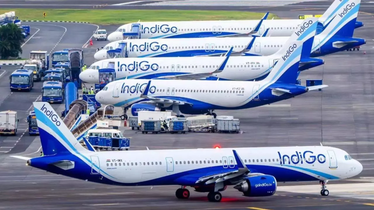 ठप पड़े हैं IndiGo के विमान! कोई रो रहा तो कोई सो रहा, फिर क्यों टिकट बिक रहे धुआंधार? किराये आसमान पर