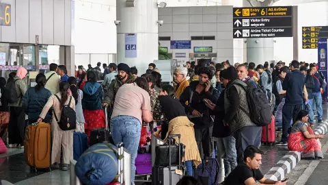 IndiGo Crisis: 700 फ्लाइट रद्द होने के बाद बैकफुट पर सरकार, DGCA का यू-टर्न, क्रू मेंबर्स को लेकर जारी आदेश वापस