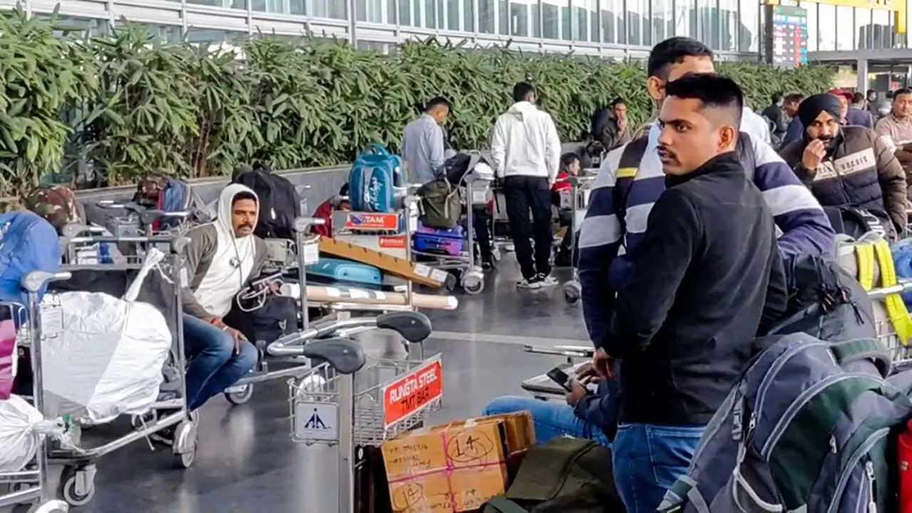 इंडिगो पर सरकार की सख्ती: रात 8 बजे तक सभी यात्रियों को रिफंड, 48 घंटे में बैगेज पहुंचाने का आदेश