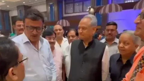 पचपदरा रिफाइनरी पर फिर छिड़ा सियासी घमासान, सोशल पर अशोक गहलोत और राजेंद्र राठौड़ के बीच वार-पलटवार पचपदरा रिफाइनरी पर फिर छिड़ा सियासी घमासान, सोशल पर अशोक गहलोत और राजेंद्र राठौड़ के बीच वार-पलटवार