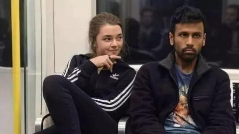 इस लड़के के बगल में बैठी फेमस एक्ट्रेस लेकिन इसने कर दिया इग्‍नोर! तस्वीर हुई Viral तो बदल गई किस्मत, यूजर्स बोले- ये नियति का खेल