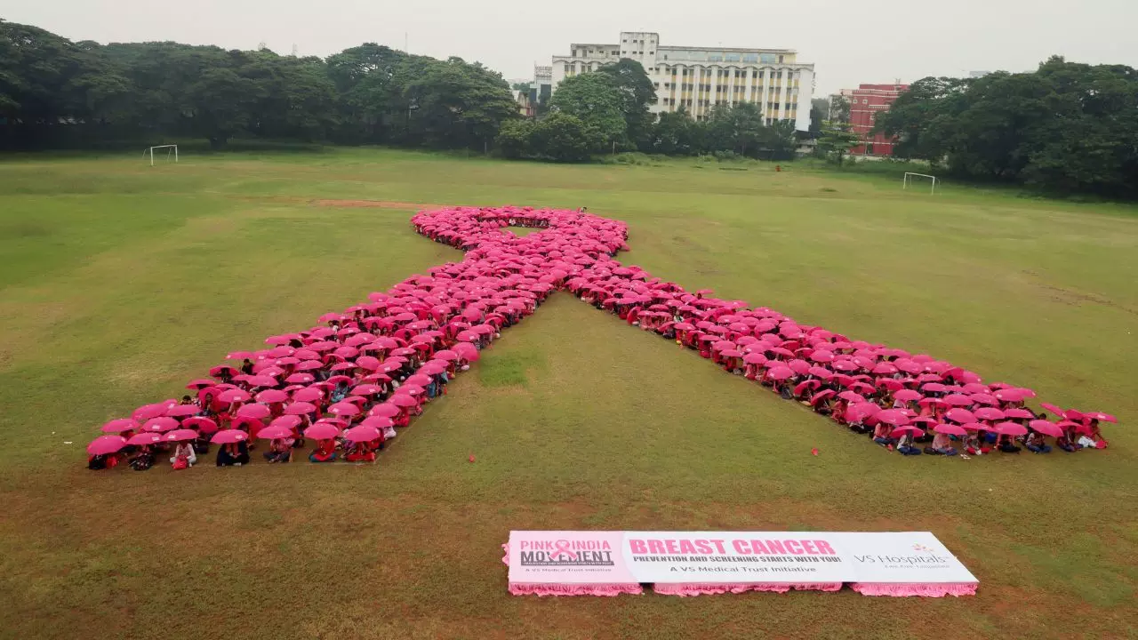 घर बैठें करें ब्रेस्ट की जांच, कैंसर के लक्षण दिखते ही हो जाएं सतर्क