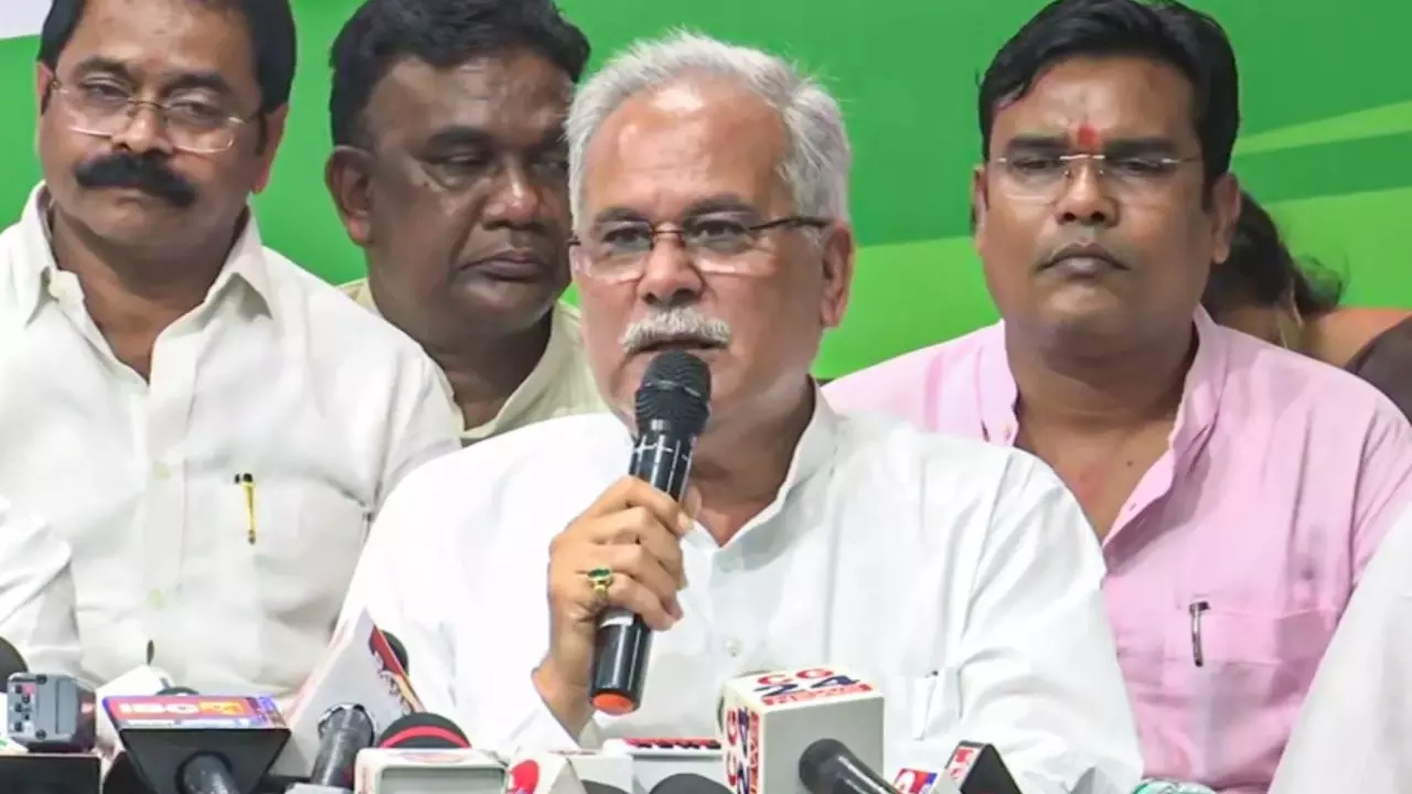 पूर्व सीएम भूपेश बघेल ने निभाई सोटा प्रहार परंपरा, बिहार चुनाव को लेकर कहा- 10 हजार देकर बाद में वसूला जाएगा