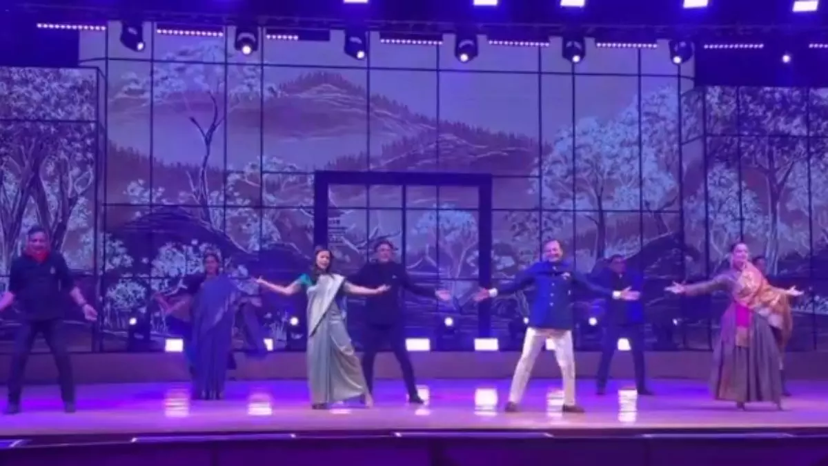 राजनीति का ‘फिल्मी’ अंदाज! नवीन जिंदल की बेटी की शादी में जमकर डांस करती दिखीं कंगना रनौत, महुआ मोइत्रा और सुप्रिया सुले-VIDEO