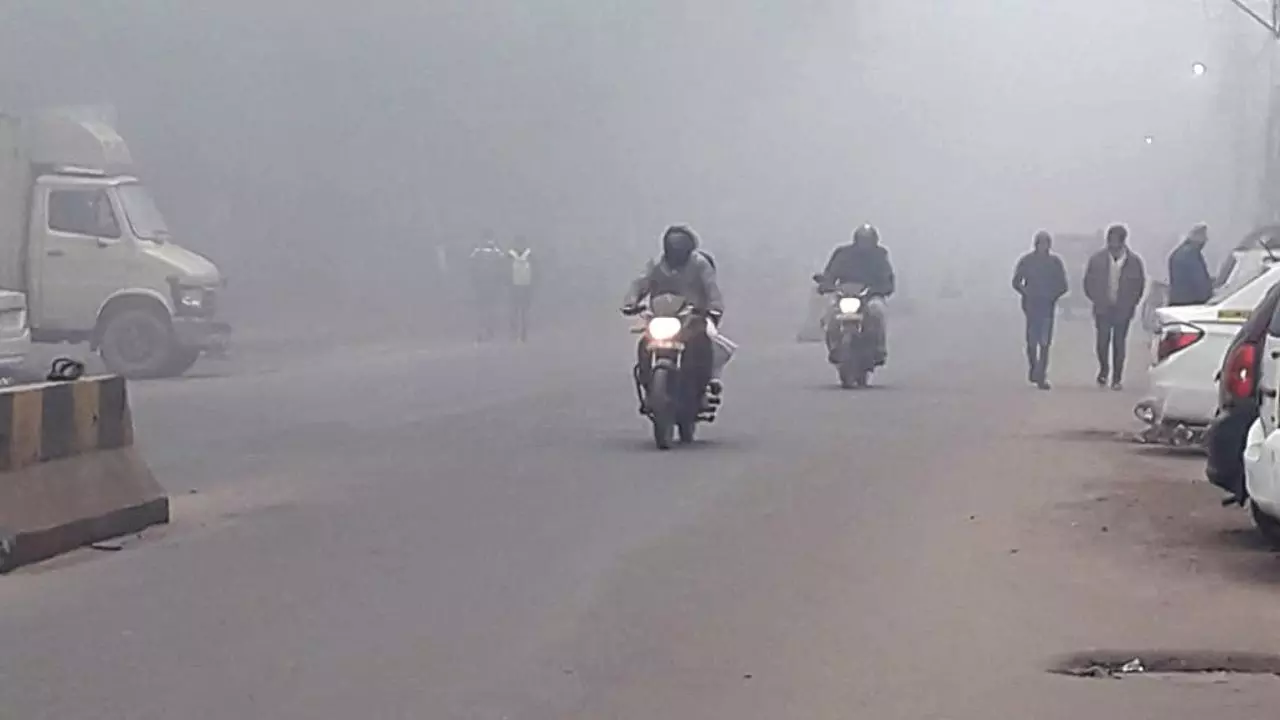 दिल्ली-एनसीआर समेत 10 बड़े शहरों में घने कोहरे का रेड अलर्ट, पहाड़ों पर बर्फबारी; इस राज्य में अभी भी जारी बारिश