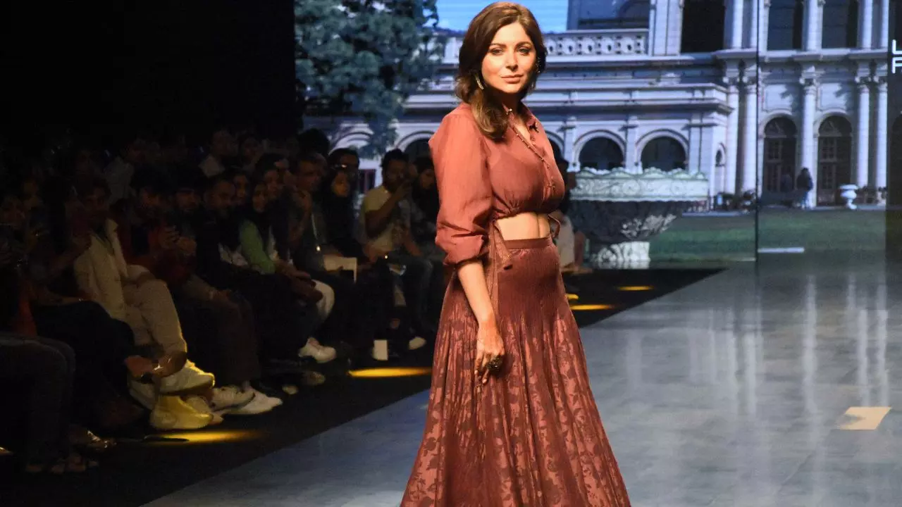 भरे मंच पर सिंगर कनिका कपूर के साथ शख्स ने की गंदी हरकत, सोशल मीडिया पर वायरल हो रहा Video