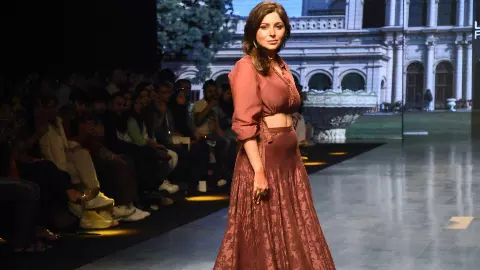 भरे मंच पर सिंगर कनिका कपूर के साथ शख्स ने की गंदी हरकत, सोशल मीडिया पर वायरल हो रहा Video