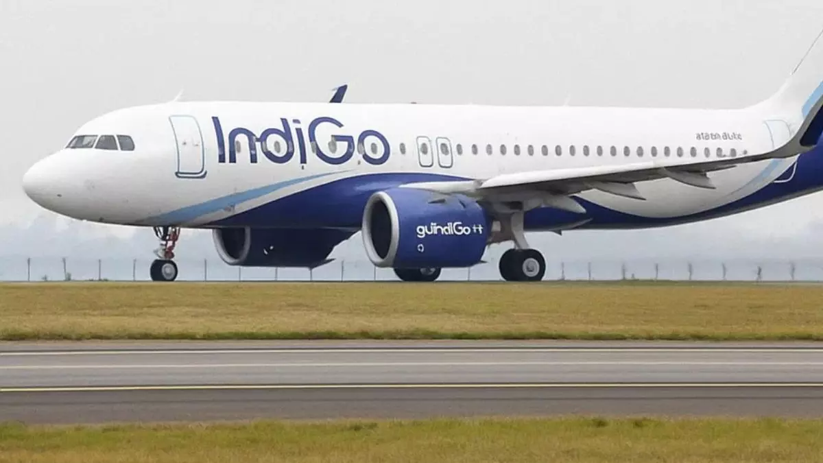 DGCA ने IndiGo के कतरे पर! 5 फीसदी उड़ानों पर लगाई रोक, 115 दैनिक फ्लाइट्स भी होंगी कम; FDTL नियमों और स्टाफ कमी से संकट गहराया