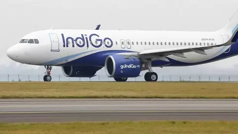DGCA ने IndiGo के कतरे पर! 5 फीसदी उड़ानों पर लगाई रोक, 115 दैनिक फ्लाइट्स भी होंगी कम; FDTL नियमों और स्टाफ कमी से संकट गहराया DGCA ने IndiGo के कतरे पर! 5 फीसदी उड़ानों पर लगाई रोक, 115 दैनिक फ्लाइट्स भी होंगी कम; FDTL नियमों और स्टाफ कमी से संकट गहराया