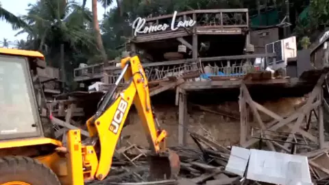 लूथरा ब्रदर्स के अवैध क्लब पर चला बुलडोजर, गोवा अग्निकांड हादसे पर गोवा पुलिस ने क्या- क्या बताया- Video लूथरा ब्रदर्स के अवैध क्लब पर चला बुलडोजर, गोवा अग्निकांड हादसे पर गोवा पुलिस ने क्या- क्या बताया- Video