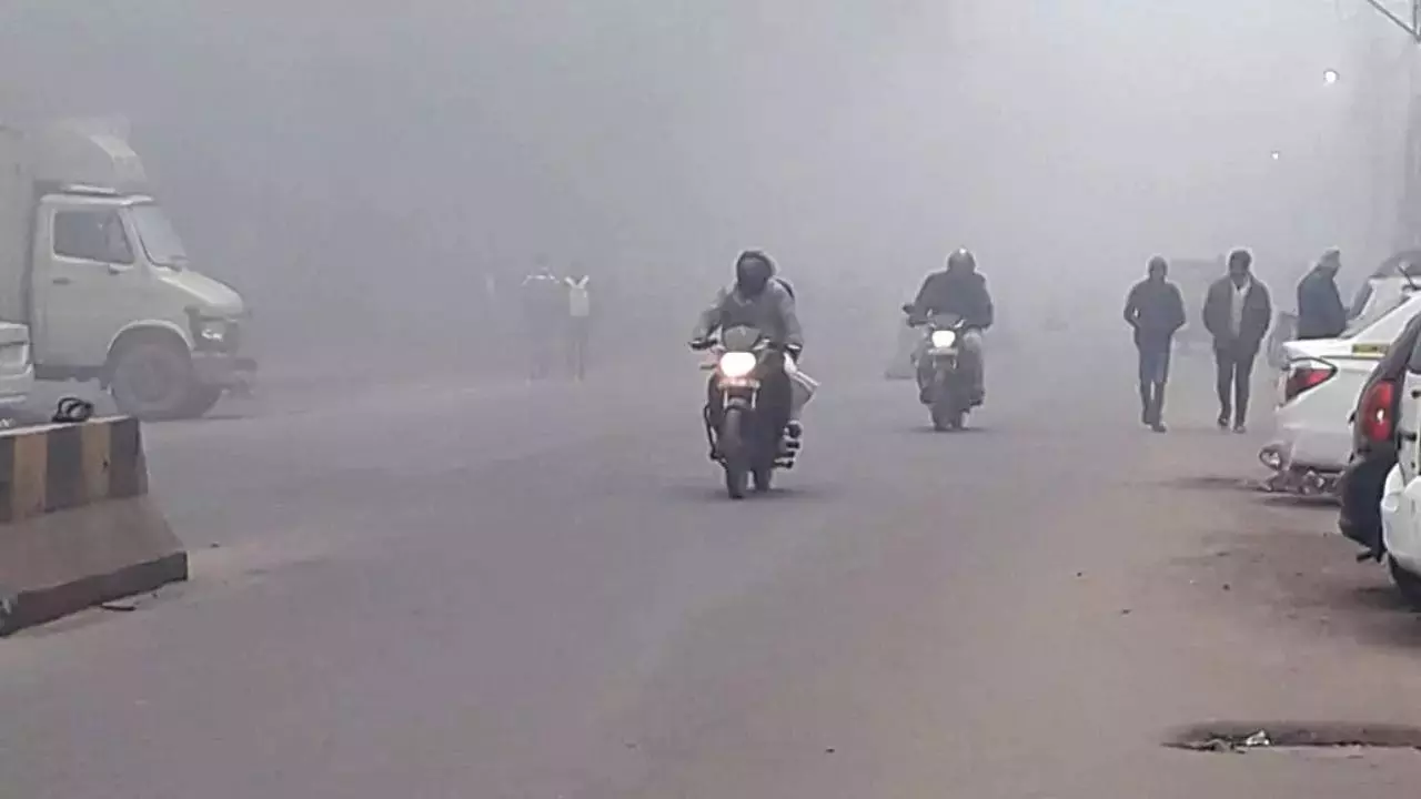 Weather Update: दिल्ली में इस दिन से पड़ेगी कड़ाके की ठंड, पंजाब-हरियाणा में लोगों का सर्दी से बुरा हाल, कश्मीर में पारा शून्य से नीचे