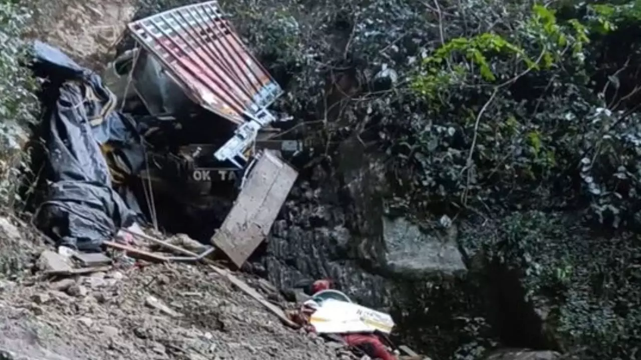 एक झटके में थम गई 14 मजदूरों की सांस, भीषण सड़क हादसा बना काल; 7 मजदूर लापता