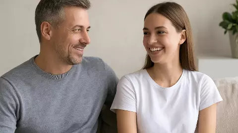 40-50 के पुरुषों को क्यों भाती है 20-25 साल की लड़कियां? जानें असली वजहें जो कोई खुलकर नहीं बताता