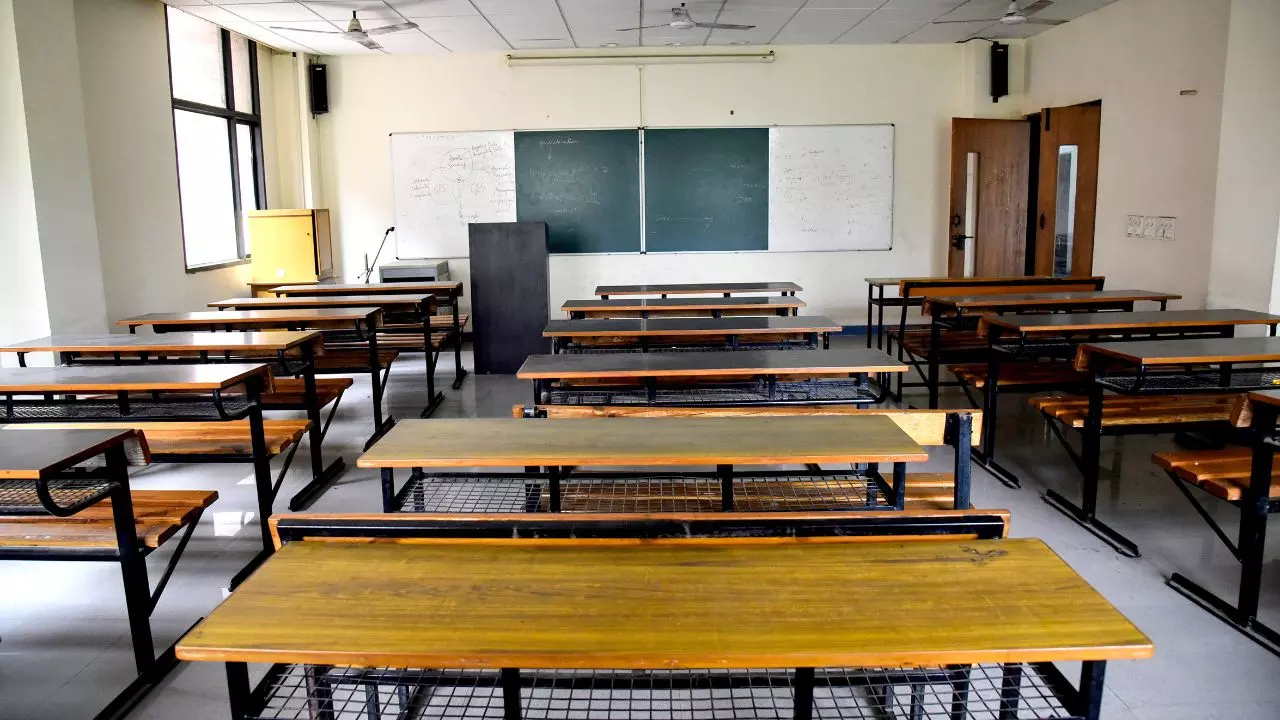 दिल्ली में GRAP-4 लागू AQI 450 के पार, हाइब्रिड मोड में चलेंगे स्कूल; फैसला पैरेंट्स के ऊपर