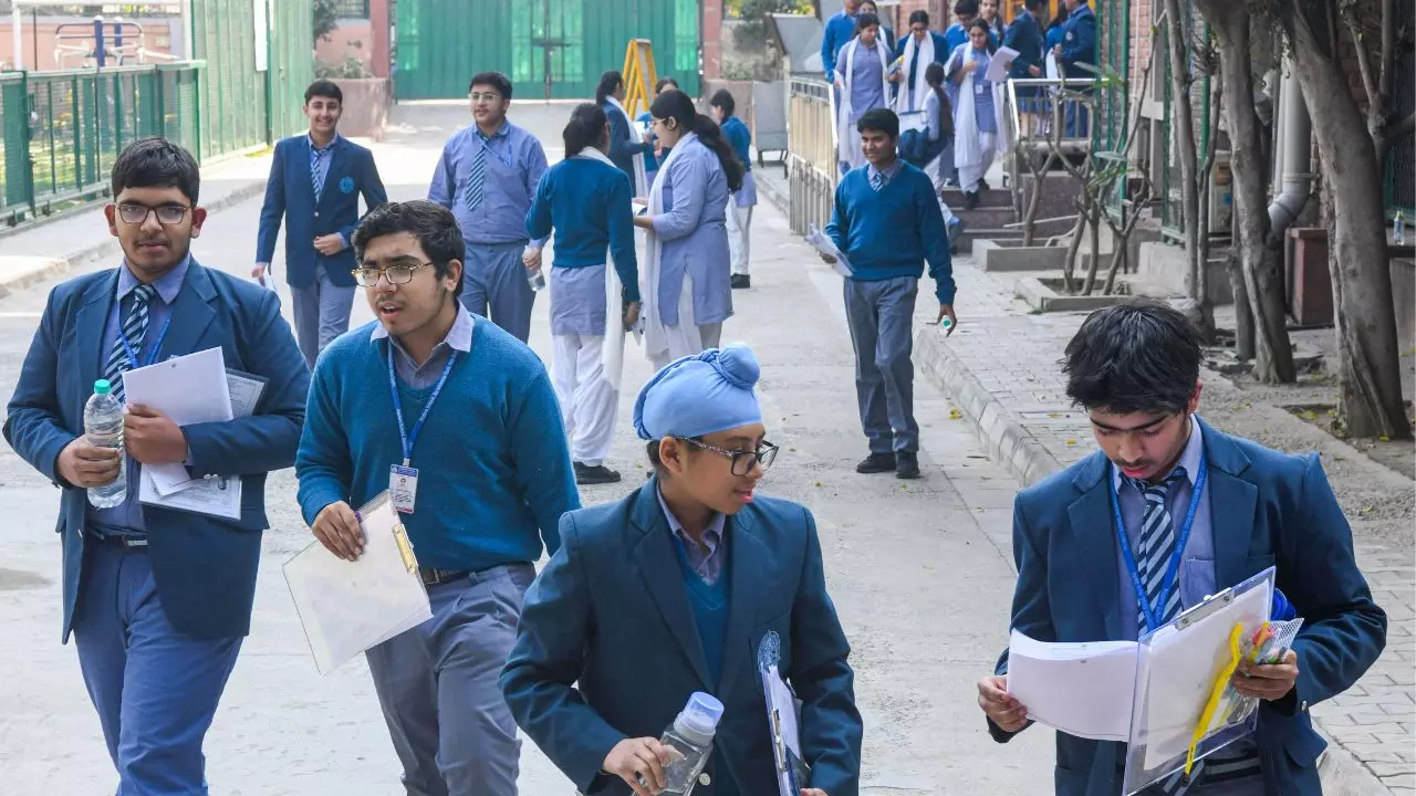 CBSE Exams 2025: 10वीं और 12वीं की तैयारी होगी आसान, इस डायरेक्ट लिंक पर जाकर  सैंपल पेपर और मार्किंग स्कीम करें चेक