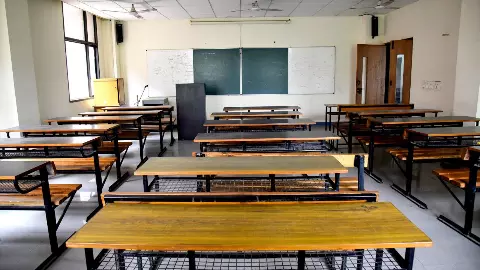 दिल्ली में GRAP-4 लागू AQI 450 के पार, हाइब्रिड मोड में चलेंगे स्कूल; फैसला पैरेंट्स के ऊपर दिल्ली में GRAP-4 लागू AQI 450 के पार, हाइब्रिड मोड में चलेंगे स्कूल; फैसला पैरेंट्स के ऊपर