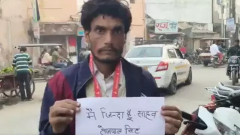 वाह रे कलयुगी पत्नी, जमीन का इतना लालच जिंदा पति को ही मार डाला! सोशल पर बोले यूजर्स- ऐसा चमत्कार सिर्फ हमारे देश... वाह रे कलयुगी पत्नी, जमीन का इतना लालच जिंदा पति को ही मार डाला! सोशल पर बोले यूजर्स- ऐसा चमत्कार सिर्फ हमारे देश...