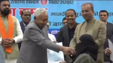नौकरी लेने आई मुस्लिम महिला का सीएम नीतीश कुमार ने खींचा हिजाब, सोशल मीडिया पर वीडियो हो रहा वायरल नौकरी लेने आई मुस्लिम महिला का सीएम नीतीश कुमार ने खींचा हिजाब, सोशल मीडिया पर वीडियो हो रहा वायरल