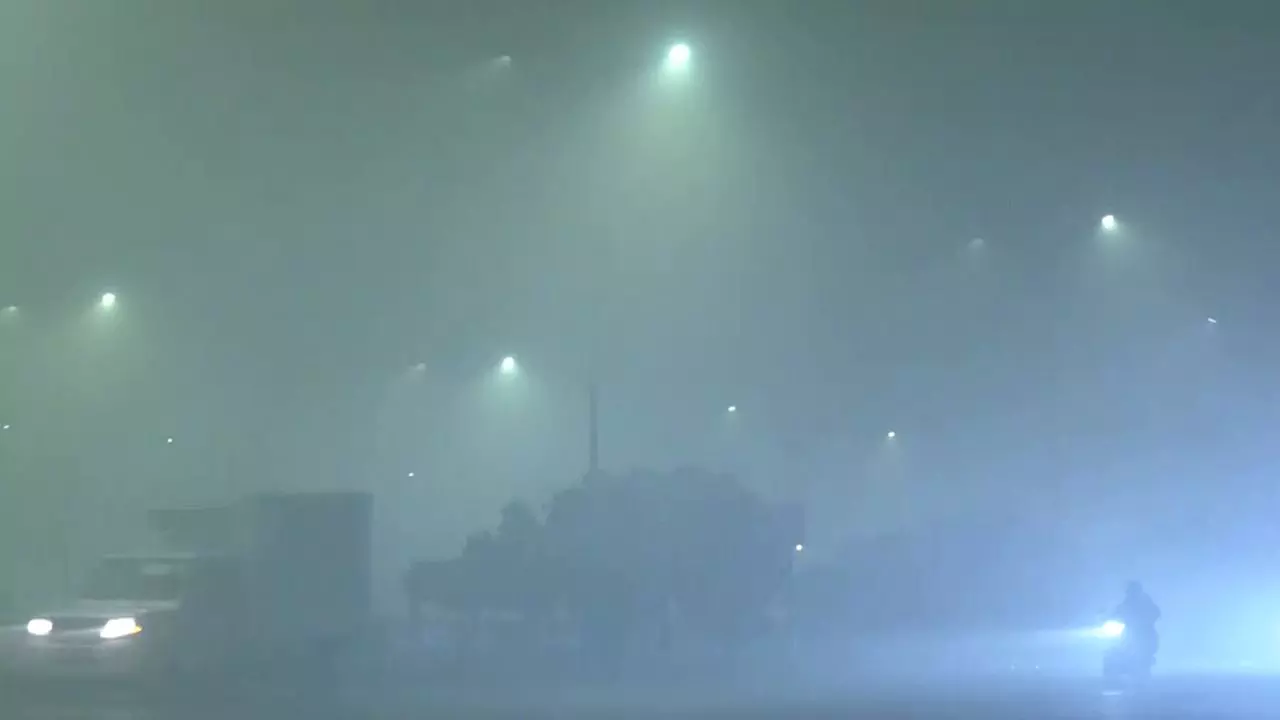 कोहरे की मार के साथ जहरीली होती जा रही दिल्ली, IMD ने जारी किया येलो अलर्ट; 450 के पार पहुंचा AQI