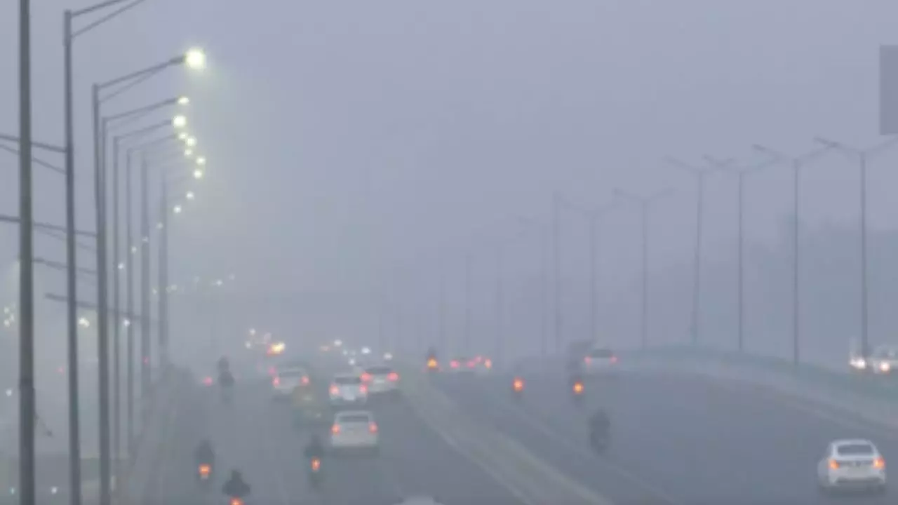 दिल्ली-यूपी समेत इन राज्यों में कोहरे का कहर, AQI पहुंचा 340; शीतलहर को लेकर IMD का ऑरेंज अलर्ट