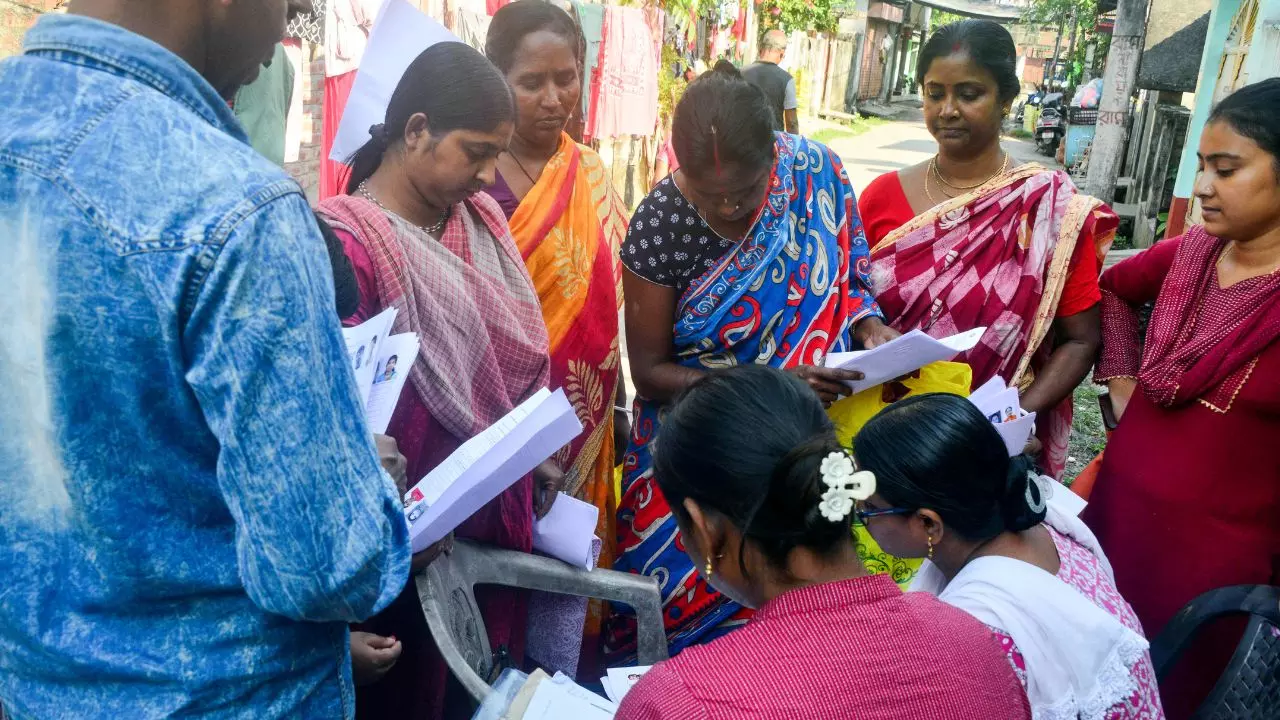 बंगाल SIR ने सबको चौंकाया! राजधानी में ही कटे सबसे ज्यादा वोटर, बांग्लादेश से सटे जिले कैसे बदलेंगे सियासी समीकरण?
