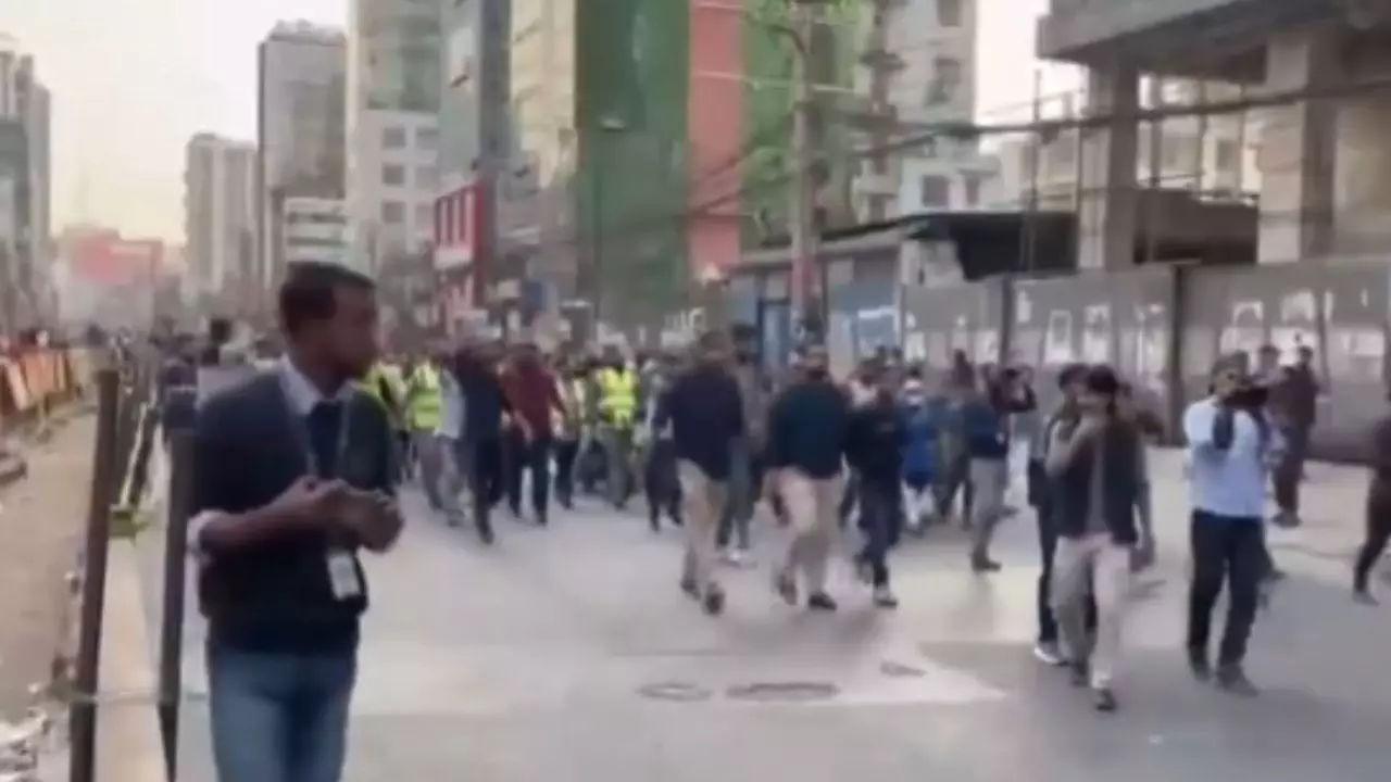 Aaj ki Taaza Khabar: बांग्लादेश: शेख हसीना की भारत से वापसी की मांग को लेकर ढाका में प्रदर्शन, भारतीय वीज़ा केंद्र बंद- पढ़ें 17 दिसंबर की बड़ी खबरें