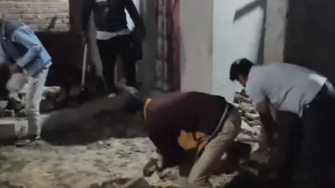 बिना बुर्के के घर से बाहर गई बीवी, खफा शौहर ने दो बेटियों समेत मारकर ले ली जान; शौचालय के टैंक में दबा दी लाशें