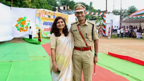 मिलिए IAS-IPS पति-पत्नी की जोड़ी से, जो छत्तीसगढ़ में कर रहे नक्सलवाद को खत्म मिलिए IAS-IPS पति-पत्नी की जोड़ी से, जो छत्तीसगढ़ में कर रहे नक्सलवाद को खत्म