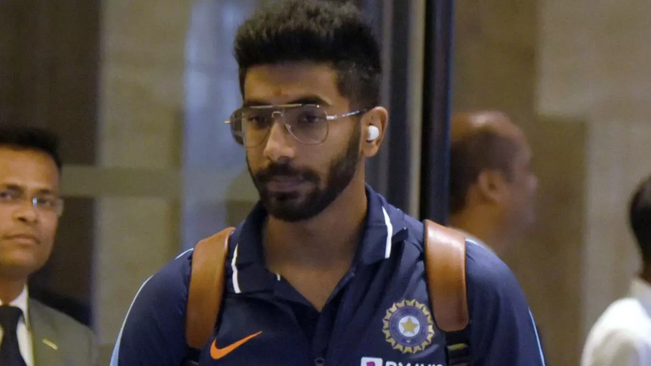 ...जब Airport पर फैन पर भड़के जसप्रीत बुमराह, बिना इजाज़त वीडियो बनाने पर छीना फोन, VIDEO वायरल