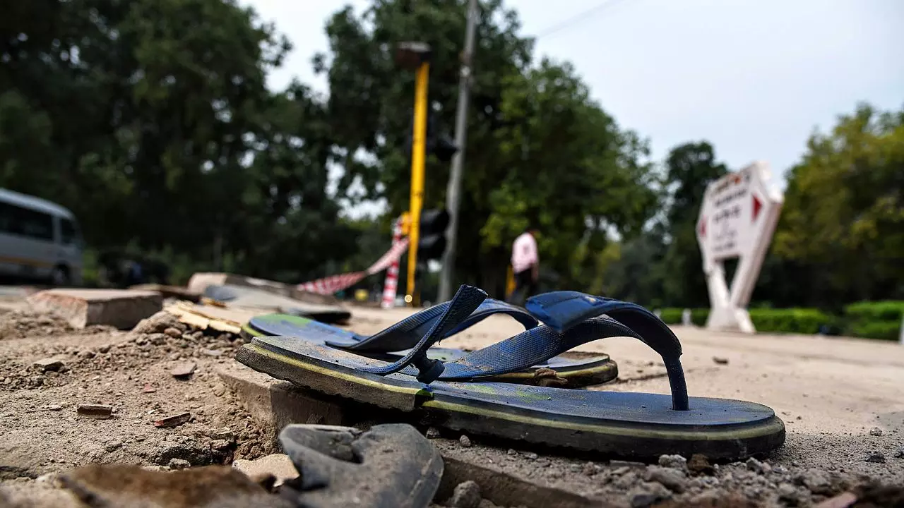 बिहार के जहानाबाद में बस हादसा, 8 पर्यटक घायल, 3 की हालत गंभीर