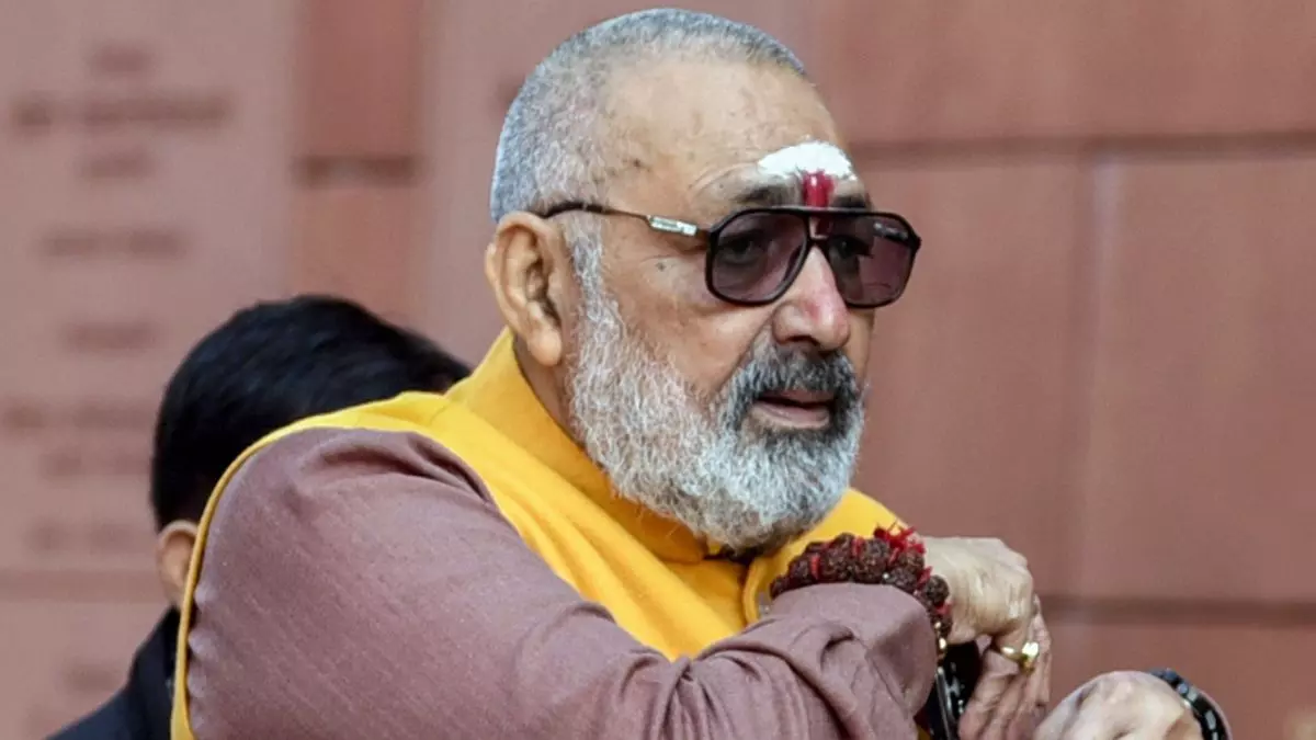 वो रिफ्यूज करे या जहन्नुम में जाए... हिजाब विवाद पर नीतीश कुमार का बचाव करते हुए यह क्या बोल गए गिरिराज सिंह? हमलावर हुआ विपक्ष