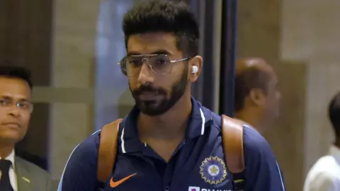 ...जब Airport पर फैन पर भड़के जसप्रीत बुमराह, बिना इजाज़त वीडियो बनाने पर छीना फोन, VIDEO वायरल ...जब Airport पर फैन पर भड़के जसप्रीत बुमराह, बिना इजाज़त वीडियो बनाने पर छीना फोन, VIDEO वायरल