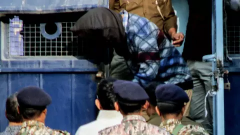 लाल किला बम धमाका केस: NIA ने 9वें आरोपी यासिर अहमद डार को किया गिरफ्तार, कोर्ट ने सुनाया ये फैसला लाल किला बम धमाका केस: NIA ने 9वें आरोपी यासिर अहमद डार को किया गिरफ्तार, कोर्ट ने सुनाया ये फैसला