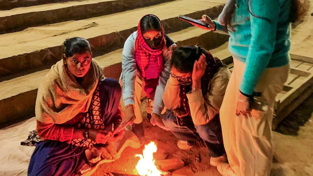 उत्तर भारत में कड़ाके की ठंड और घने कोहरे का डबल अटैक, पहाड़ी इलाकों में बारिश और बर्फबारी; जानें आपके शहर का क्या है हाल