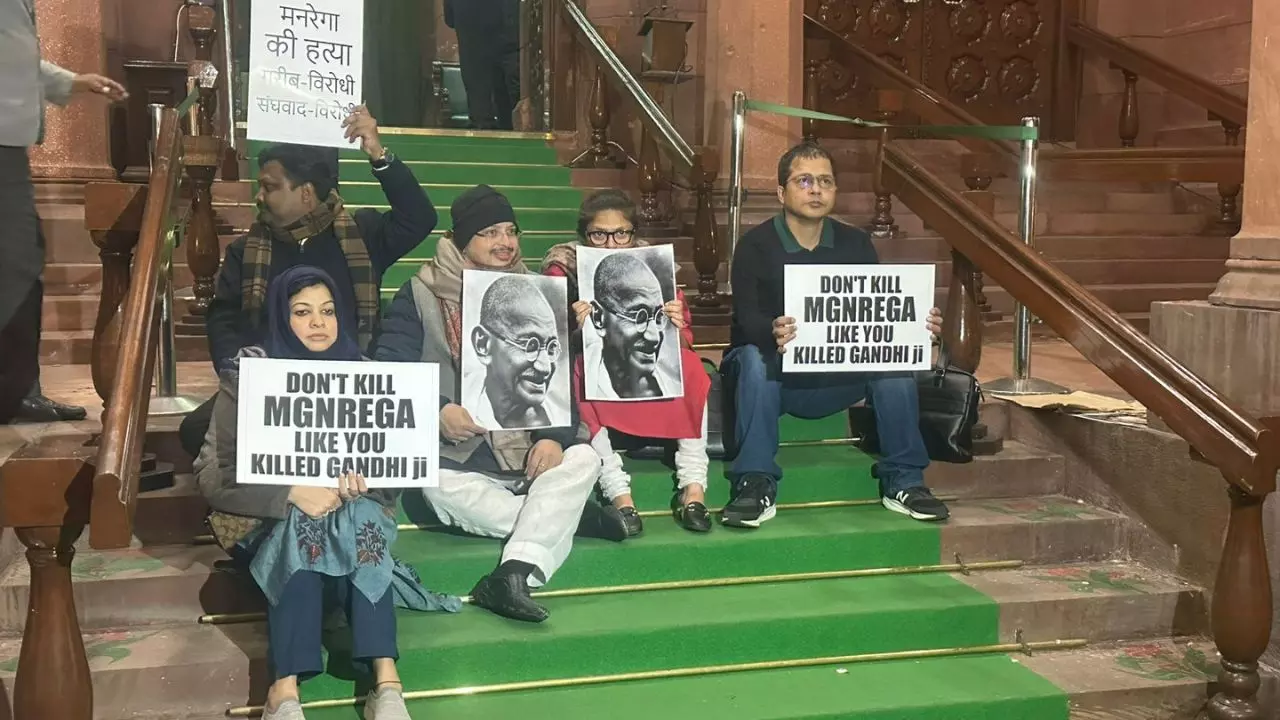 MGNREGA को मत मारो, जैसे तुमने गांधी को मारा था.. हाथों में बैनर लिए सदन के बाहर सीढ़ियों पर रातभर TMC के सासंदो ने किया प्रदर्शन