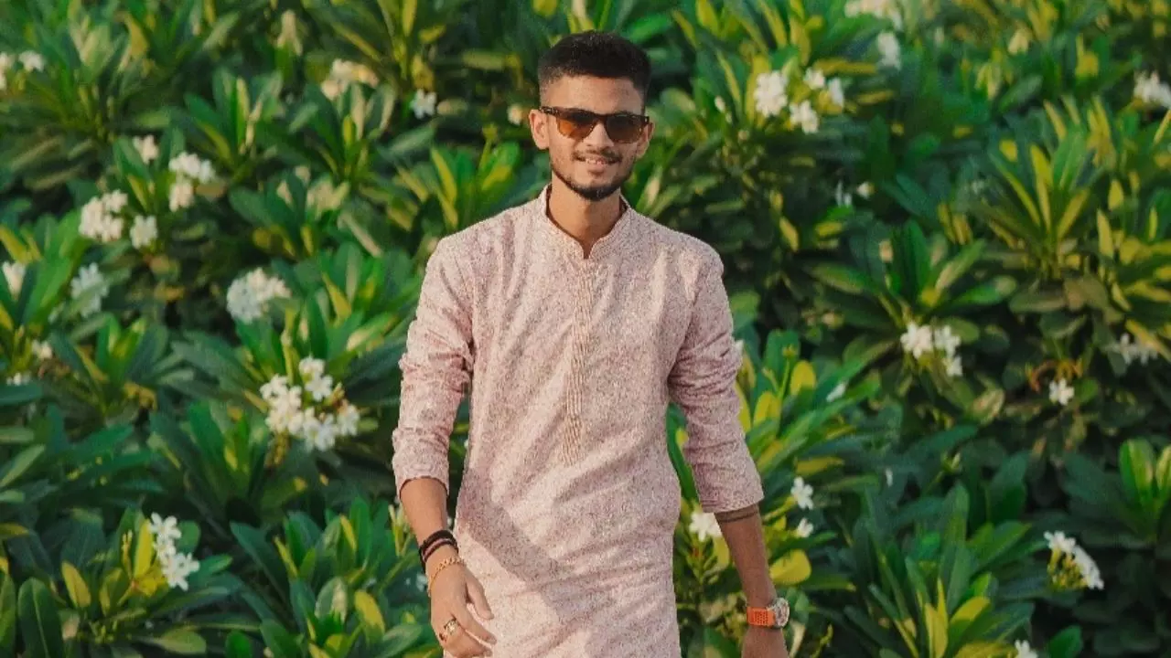 300 रुपये की इंवेस्टमेंट से बने 200 करोड़ के मालिक, गैराज में लग्जरी गाड़ियां, कौन हैं यूट्यूबर Anurag Dwivedi, जिन पर पड़ा ED का छापा