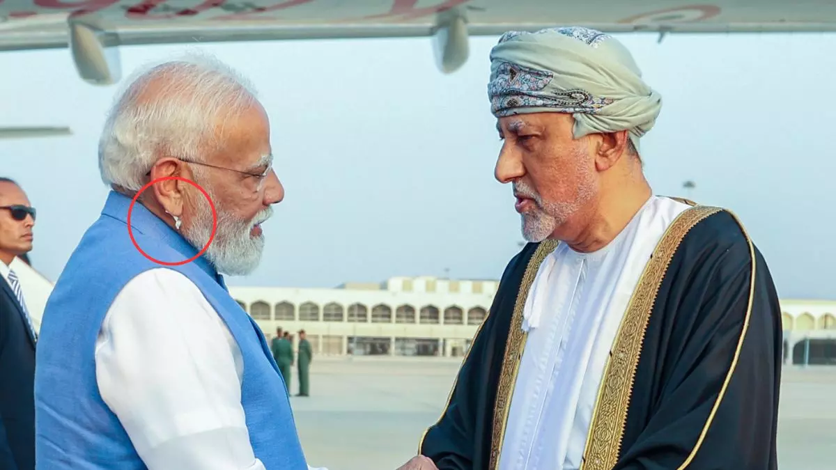 कान में ईयर रिंग नहीं, ये गैजेट पहने थे PM मोदी; ओमान दौरे पर खूब हुई थी चर्चा