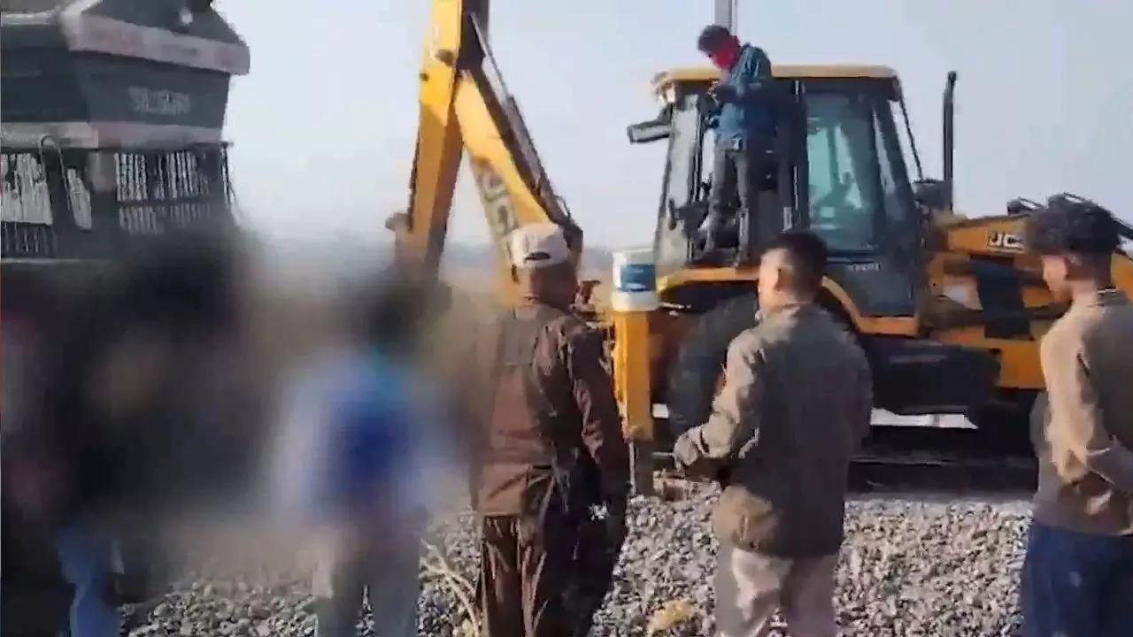 असम में राजधानी एक्सप्रेस से टकराया हाथियों का झुंड, 8 हाथी की मौत; इंजन समेत 5 कोच पटरी से उतरे | Video