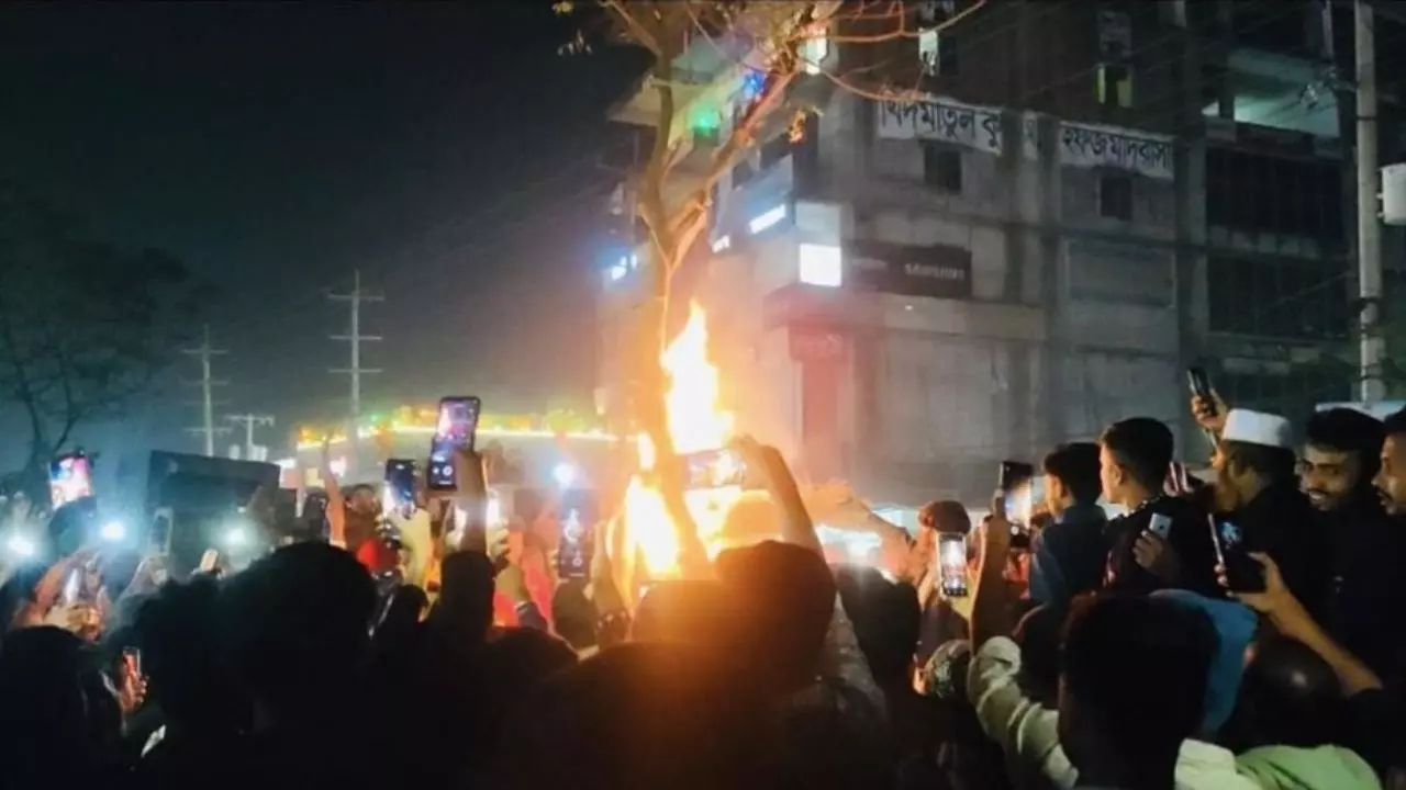 हादी हुआ सुपुर्द-ए-खाक, हिंदू युवक की हत्या मामले में सरकार का बड़े एक्शन का दावा; सुलगते बांग्लादेश के क्या हैं हालात? VIDEO