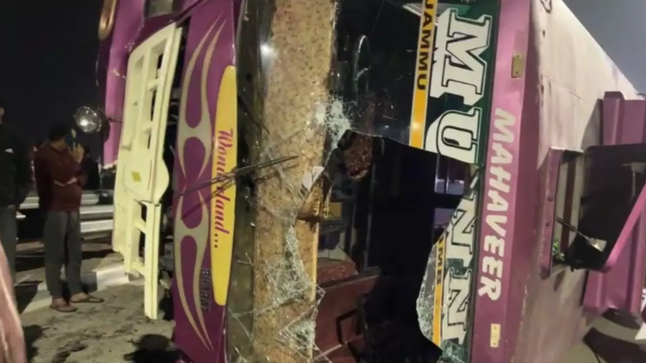 पिकनिक से लौटते ही पलटी स्कूल बस! जम्मू के बिश्नाह में बड़ा हादसा, 35 बच्चे घायल-VIDEO